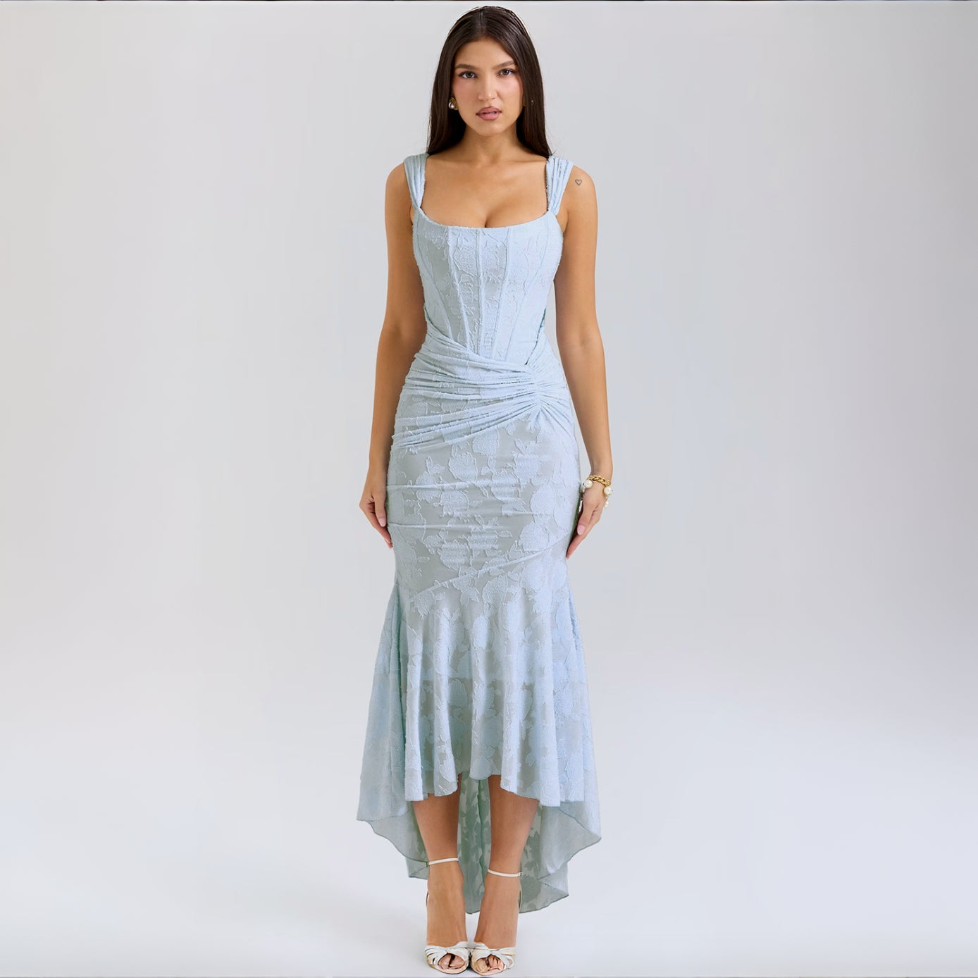 Vera - Stylish fishtail fining with oppen ryggdesign