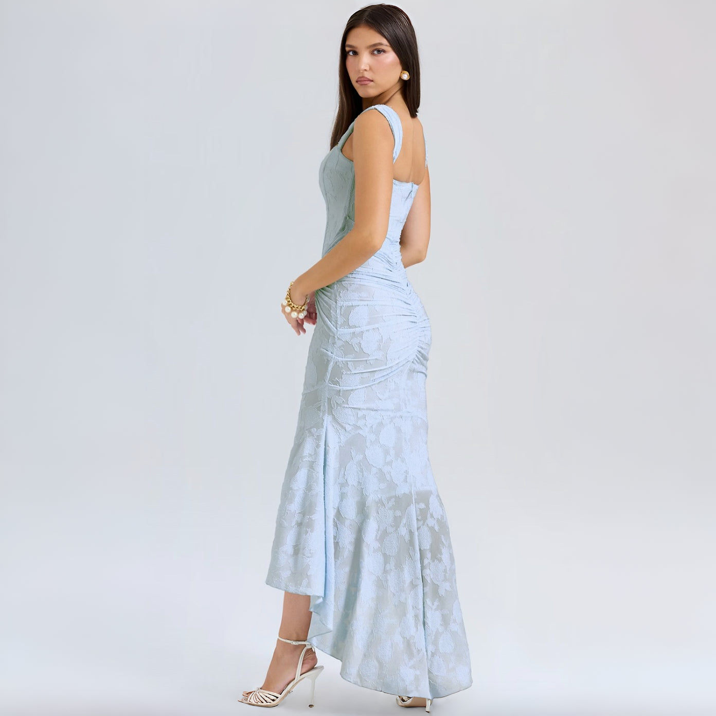 Vera - Stylish fishtail fining with oppen ryggdesign