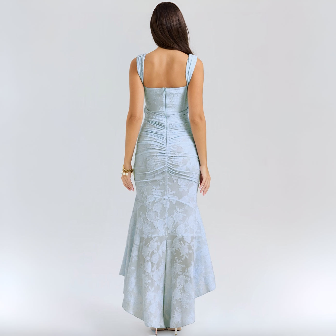 Vera - Stylish fishtail fining with oppen ryggdesign