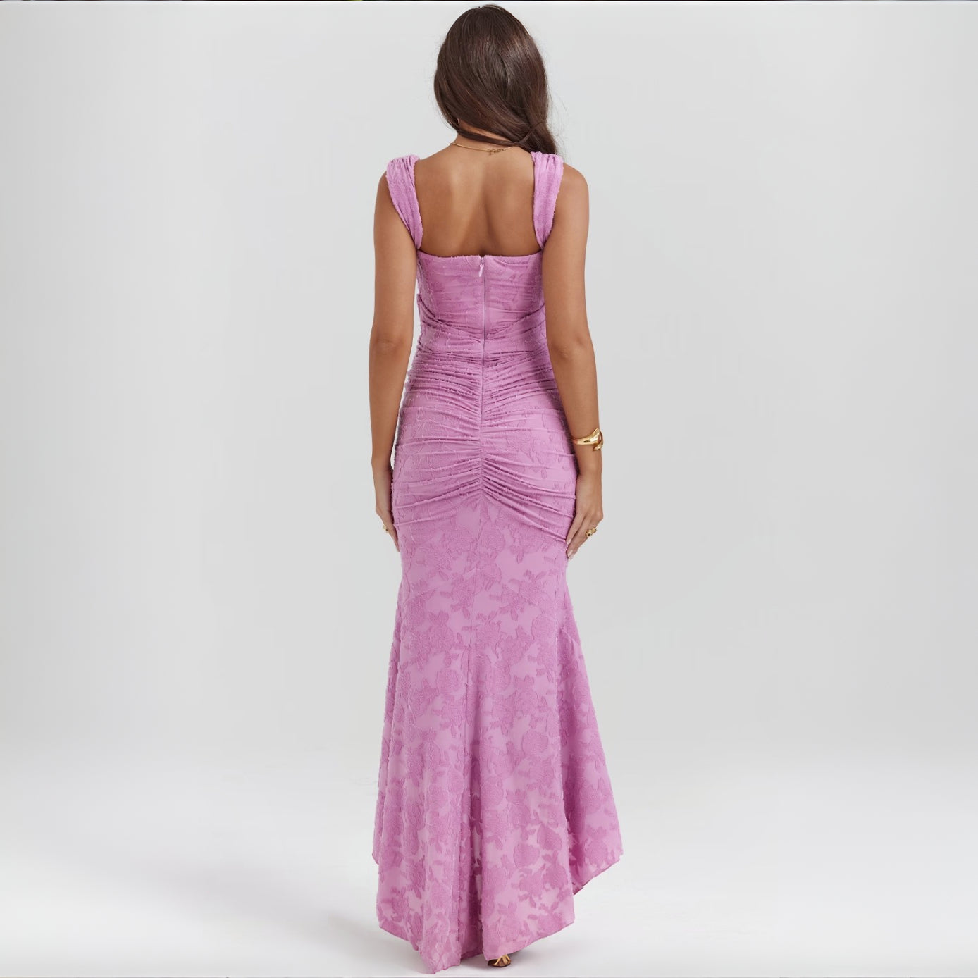 Vera - Stylish fishtail fining with oppen ryggdesign