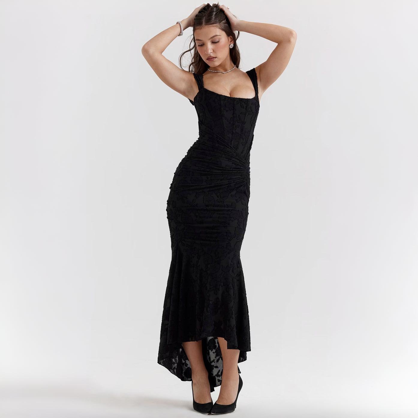 Vera - Stylish fishtail fining with oppen ryggdesign