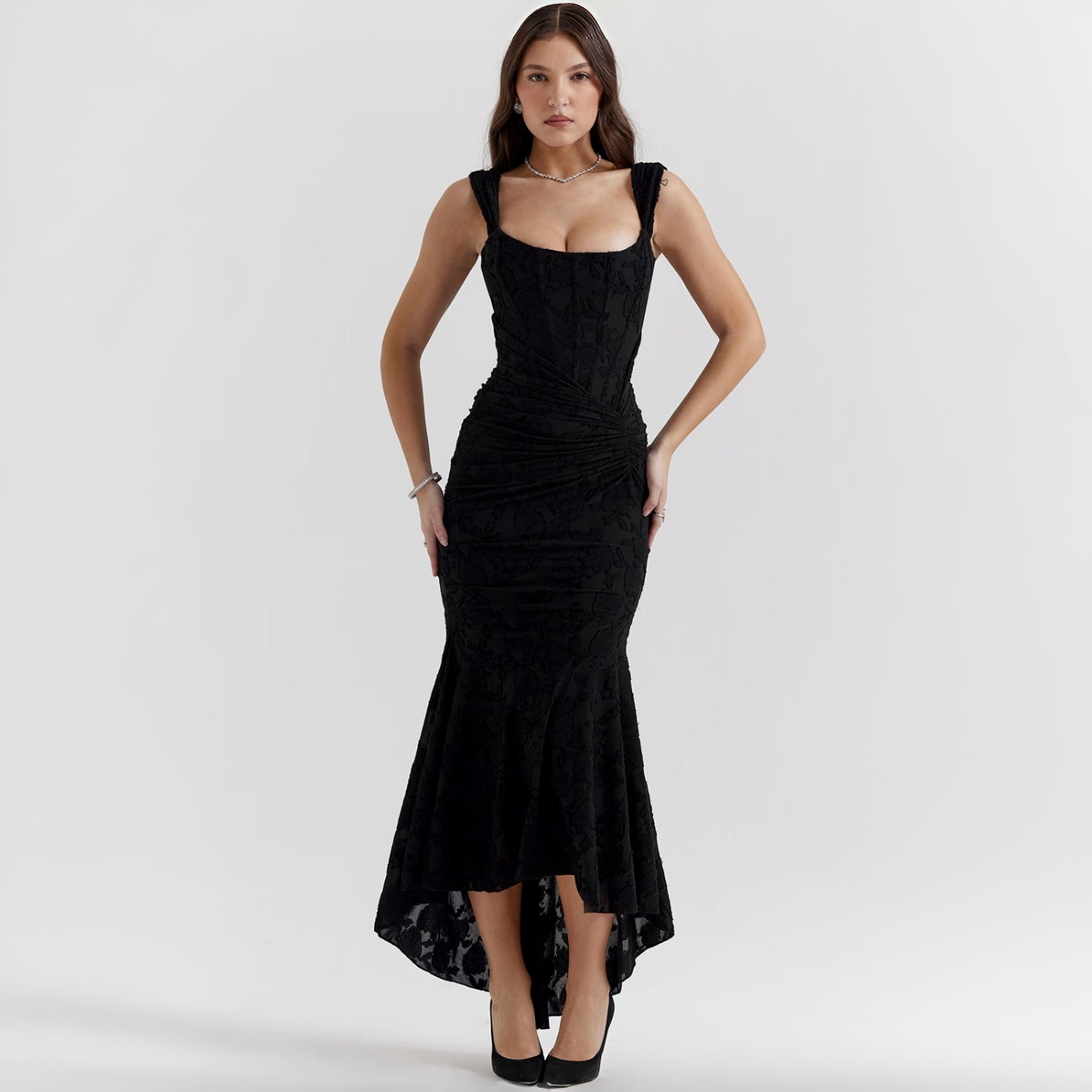 Vera - Stylish fishtail fining with oppen ryggdesign