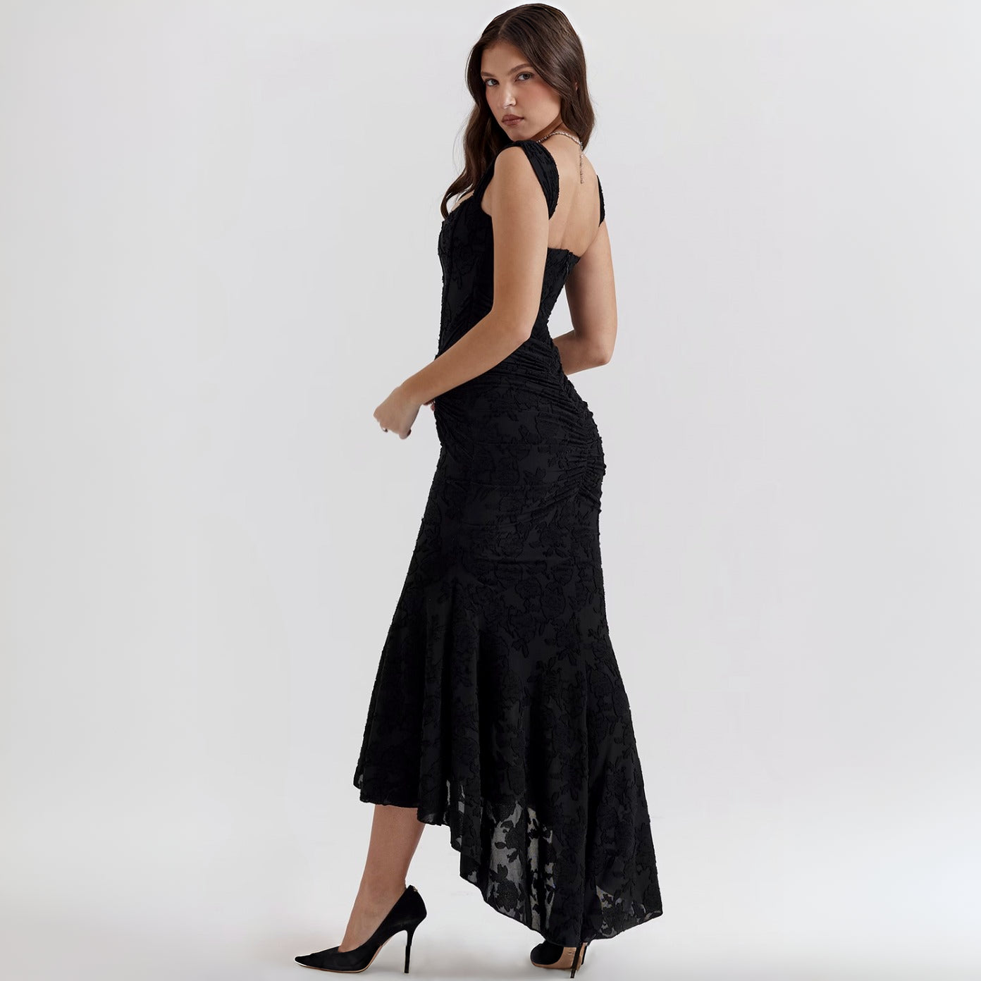 Vera - Stylish fishtail fining with oppen ryggdesign