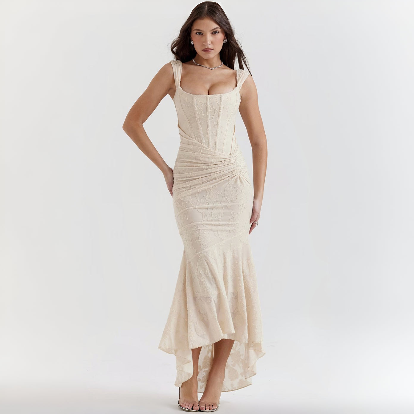 Vera - Stylish fishtail fining with oppen ryggdesign