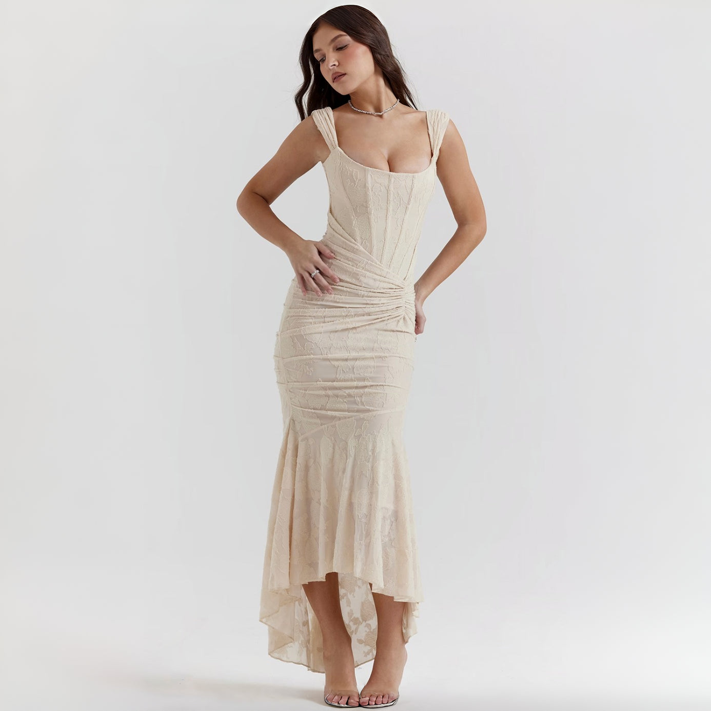 Vera - Stylish fishtail fining with oppen ryggdesign