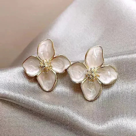 Sofia 3D-blomörhängen i metall | Elegant och tidlös design | Lätta och bekväma | Finns i vitt, rött och grönt | Feminina accessoarer
