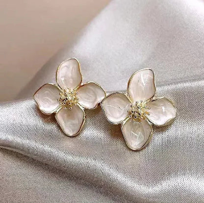 Sofia 3D-blomörhängen i metall | Elegant och tidlös design | Lätta och bekväma | Finns i vitt, rött och grönt | Feminina accessoarer