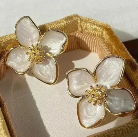 Sofia 3D-blomörhängen i metall | Elegant och tidlös design | Lätta och bekväma | Finns i vitt, rött och grönt | Feminina accessoarer