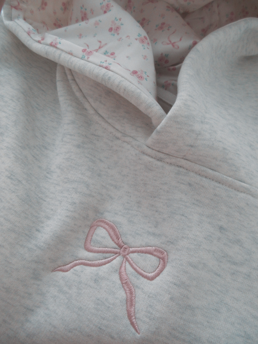 Hoodie Dam - Rosa rosett - Normal passform - Lekfull touch - Essential Elegans