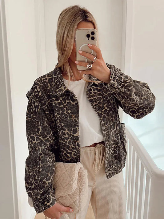 Maleah - avslappnad kort jacka med leopardtryck