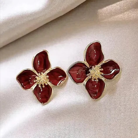 Sofia 3D-blomörhängen i metall | Elegant och tidlös design | Lätta och bekväma | Finns i vitt, rött och grönt | Feminina accessoarer