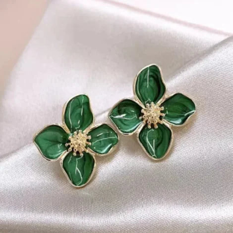 Sofia 3D-blomörhängen i metall | Elegant och tidlös design | Lätta och bekväma | Finns i vitt, rött och grönt | Feminina accessoarer