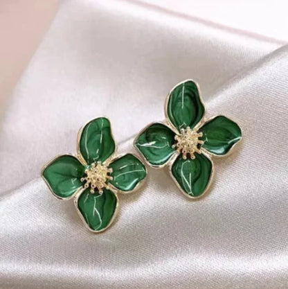 Sofia 3D-blomörhängen i metall | Elegant och tidlös design | Lätta och bekväma | Finns i vitt, rött och grönt | Feminina accessoarer
